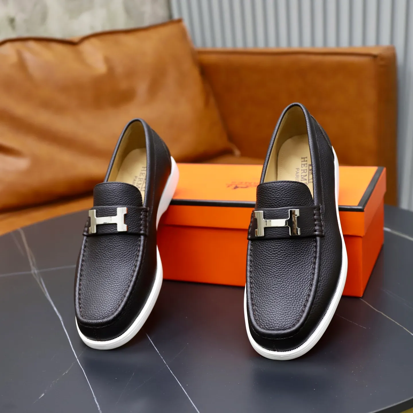 Ex-factory price: 560💰Hermès/Hermès slip-on men's shoes. This shoe is made of imported pebbled cowhide. It has simple and smooth lines and is combined with aerodynamically designed 3CM rubber foam ultra-light soles! Youthful and fashionable, classic H-shaped hardware buckle decoration, calf lining gently wraps the feet, with logo cowhide feet, casual and urban style, highlighting youthful vitality, sports and leisure version, super versatile, code number: 38-39-40-41-42-43-44 standard leather shoe size (45 can be customized but does not support returns)